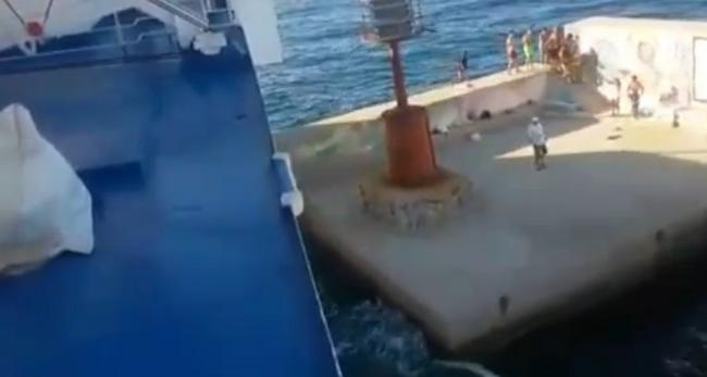 Traghetto si schianta contro la banchina al porto di Ventotene, il video