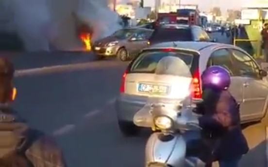 Latina, auto prende improvvisamente fuoco su via Piave VIDEO