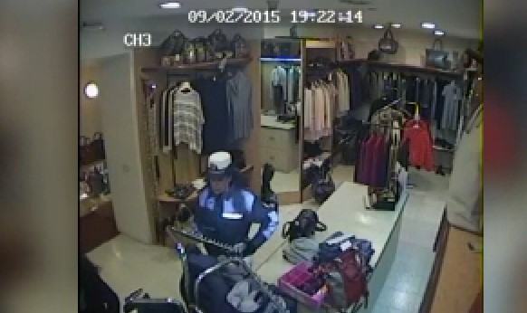 Vigilessa “pizzicata” a fare shopping dopo aver timbrato il cartellino VIDEO