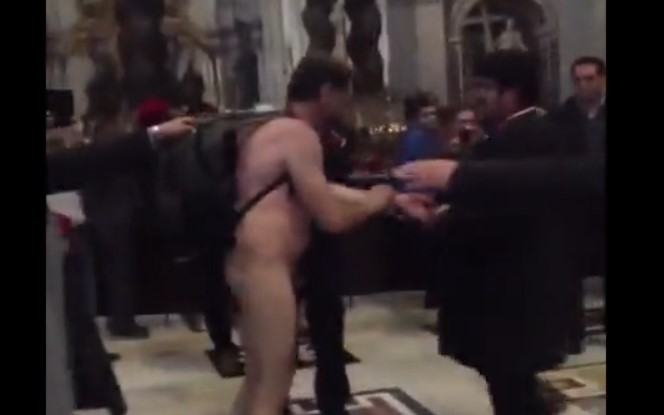 Uomo nudo irrompe nella Basilica di San Pietro, l’incredibile video