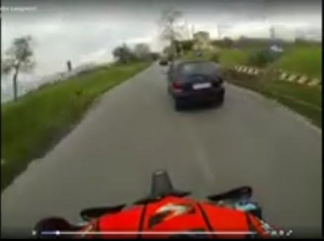 Motociclista travolge pedone sulle strisce e filma tutto: il video choc