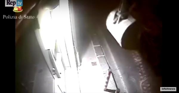 Scassinano bancomat delle Poste con una ruspa VIDEO