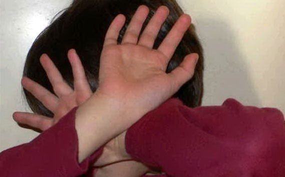 Botte e bestemmie ai bimbi di 3 anni: arrestata maestra d’asilo VIDEO