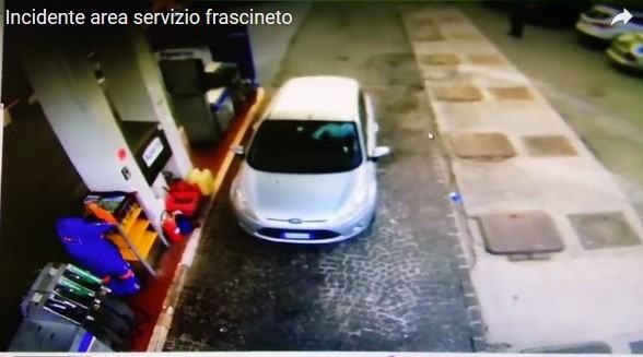 Tir si schianta sulla pompa di benzina, tragedia sfiorata VIDEO