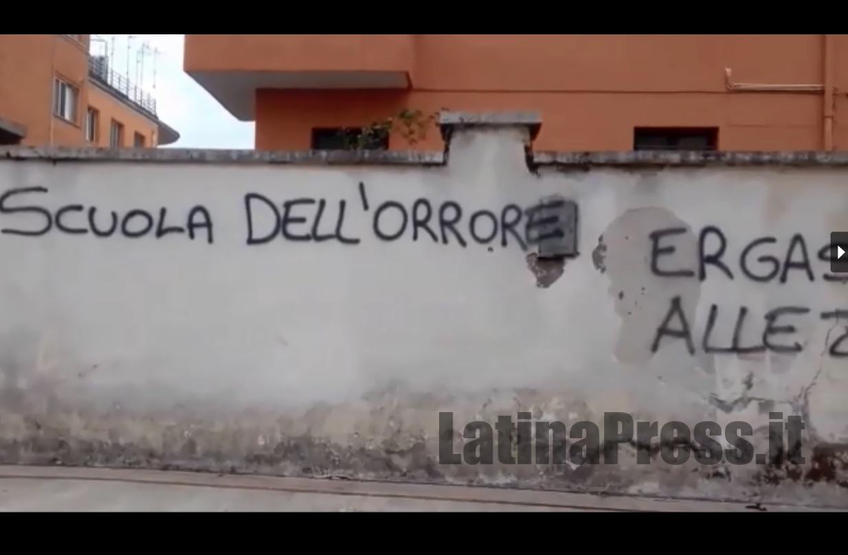 “Ergastolo alle due maestre di Piazza Dante”, le scritte e le reazioni fuori dalla scuola VIDEO