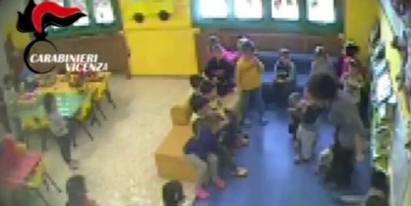 Sputi e schiaffi a un bimbo per educarlo, maestra d’asilo sospesa VIDEO
