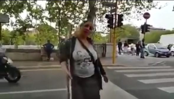 Degrado in città, rom mostra il sedere ad automobilista fermo al semaforo VIDEO