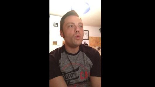 Gli auguri di Tiziano Ferro per la festa della mamma: in pigiama dalla cameretta di Latina