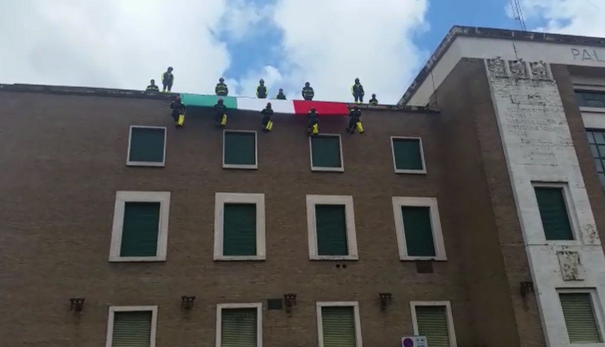 2 giugno a Latina, i Vigili srotolano Tricolore in Piazza della Libertà VIDEO