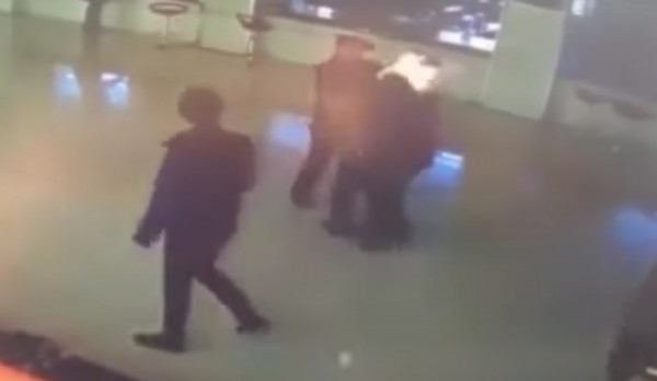 Dà fuoco ai capelli della moglie in tribunale dopo il divorzio VIDEO