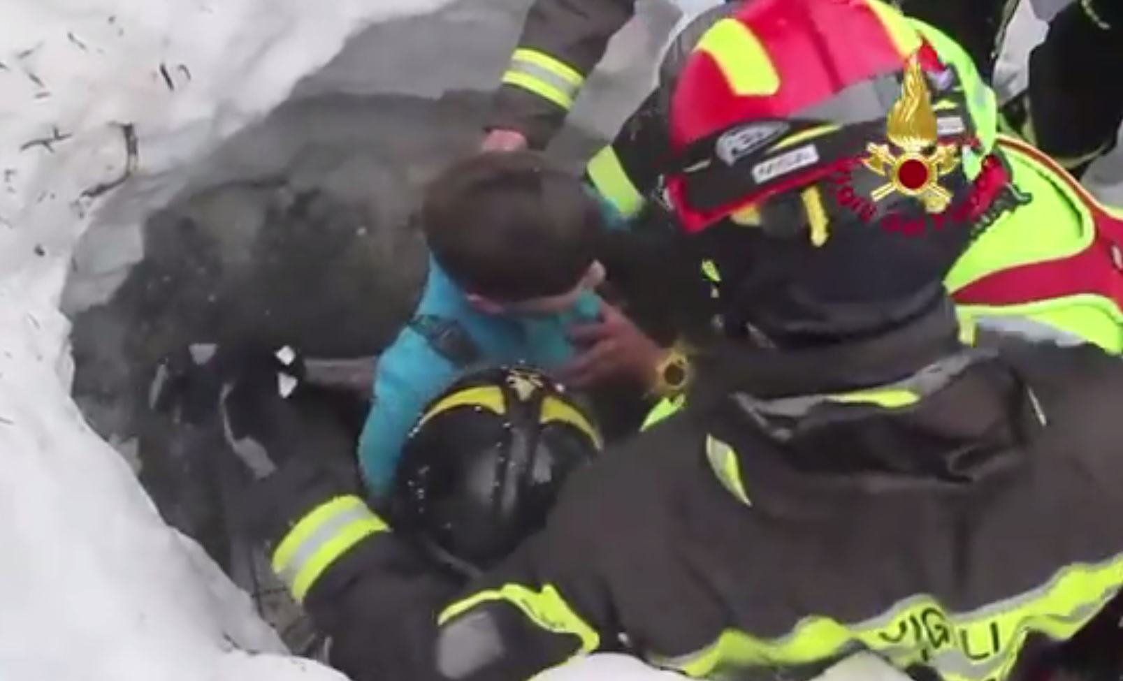 Valanga su hotel, il momento del salvataggio di madre e figlio VIDEO