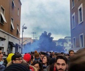 Latina, un mare di studenti per dire “no al gelo in aula” VIDEO