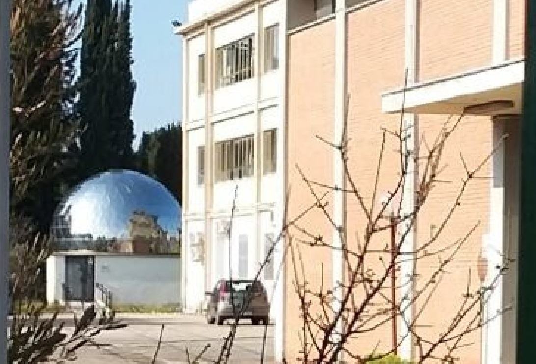 Paura al liceo Grassi di Latina, 16enne vola giù dalla finestra del bagno. Il video
