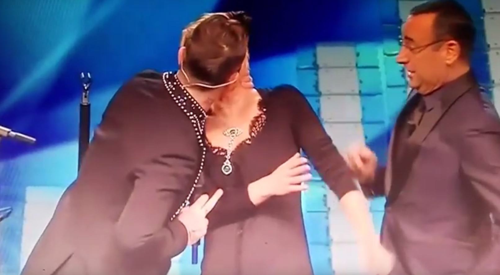 Festival di Sanremo, Robbie Williams bacia in bocca in diretta Maria De Filippi VIDEO