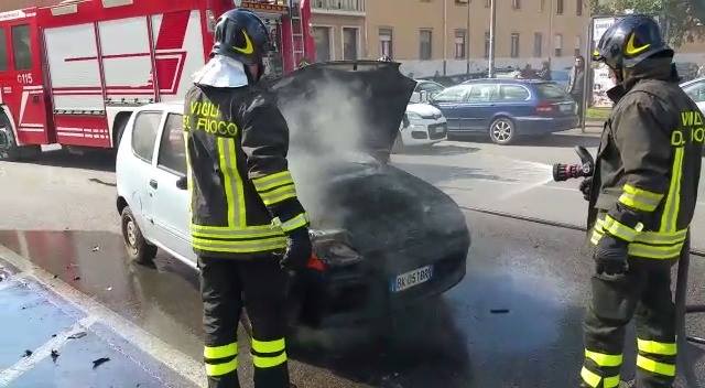 Paura davanti al Tribunale di Latina, auto prende fuoco. Il Video