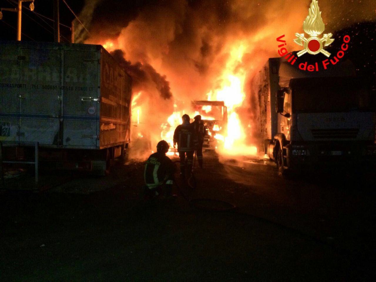 Devastante incendio a Fondi, distrutti quattro camion VIDEO