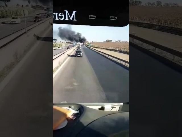 Paura sulla Pontina a Latina, camion in fiamme VIDEO