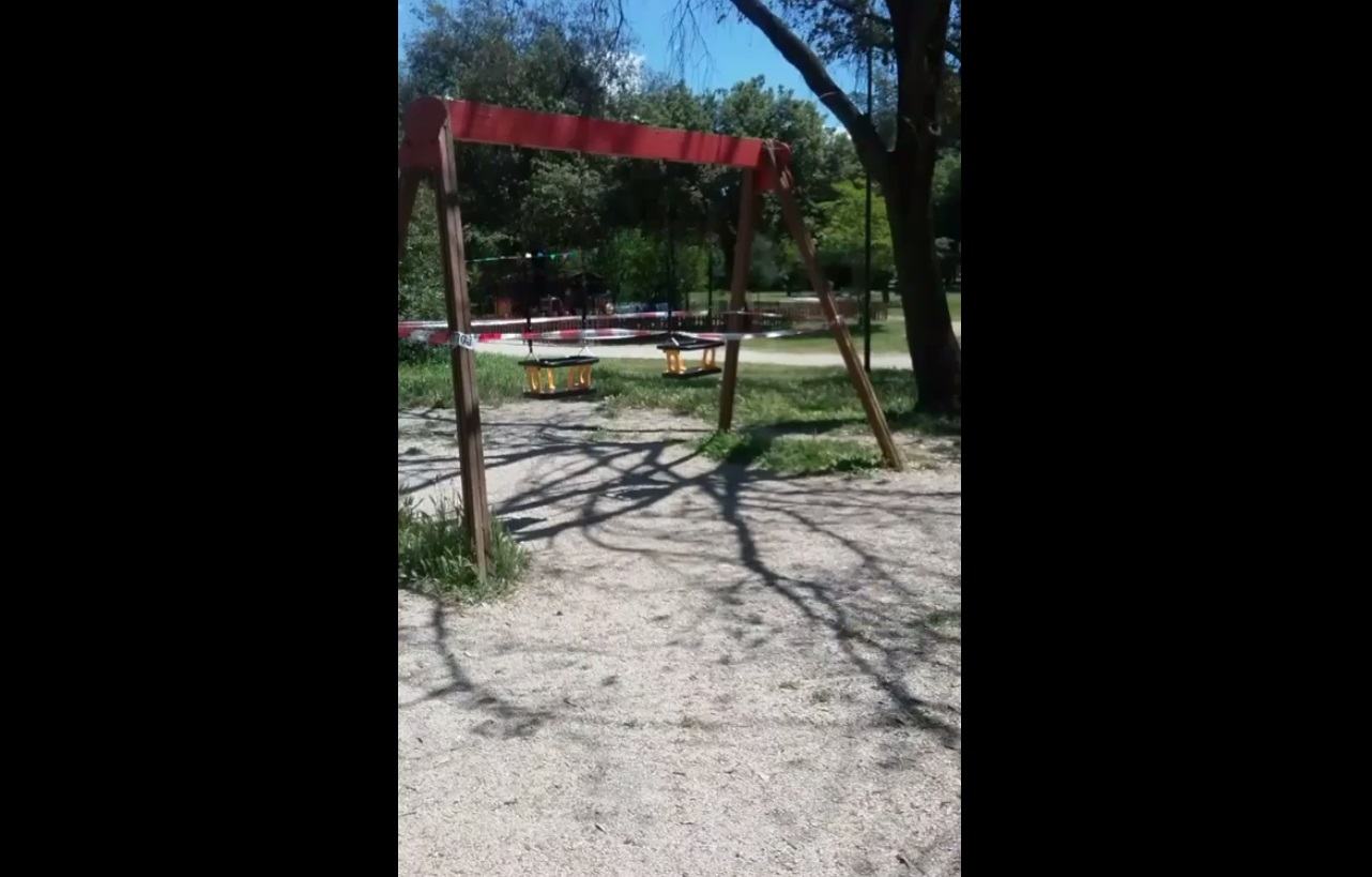 Sequestrate le altalene ai “giardinetti” di Latina VIDEO