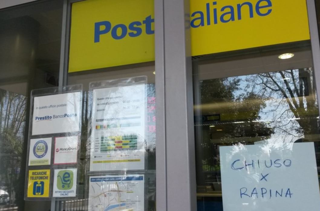 Latina, uomo incappucciato rapina le Poste della Q5 VIDEO