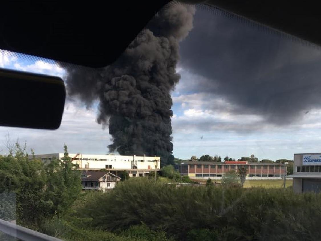 Enorme nube nera sulla Pontina, in fiamme sito di stoccaggio rifiuti VIDEO