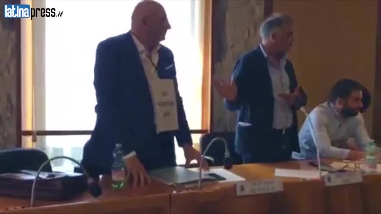 Latina, la protesta di Adinolfi in Consiglio comunale, con lo slogan “No adozioni gay” VIDEO