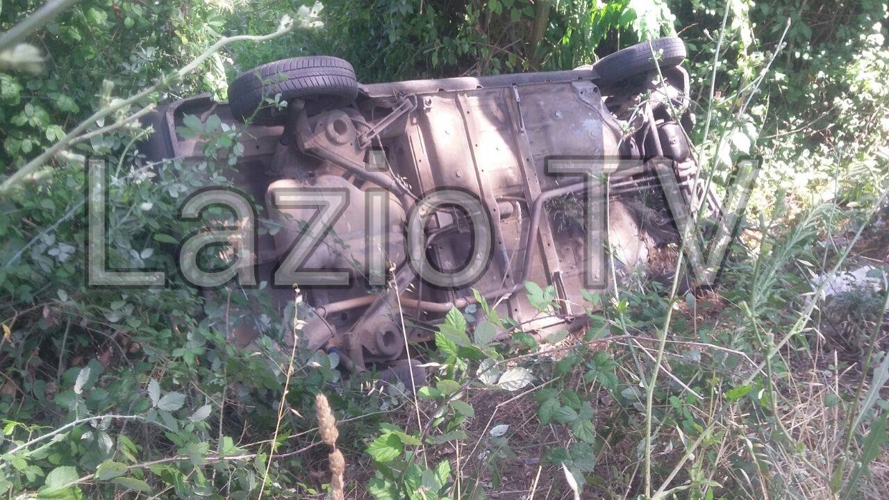 Auto fuori strada su via Epitaffio a Latina, grave un giovane. Il Video