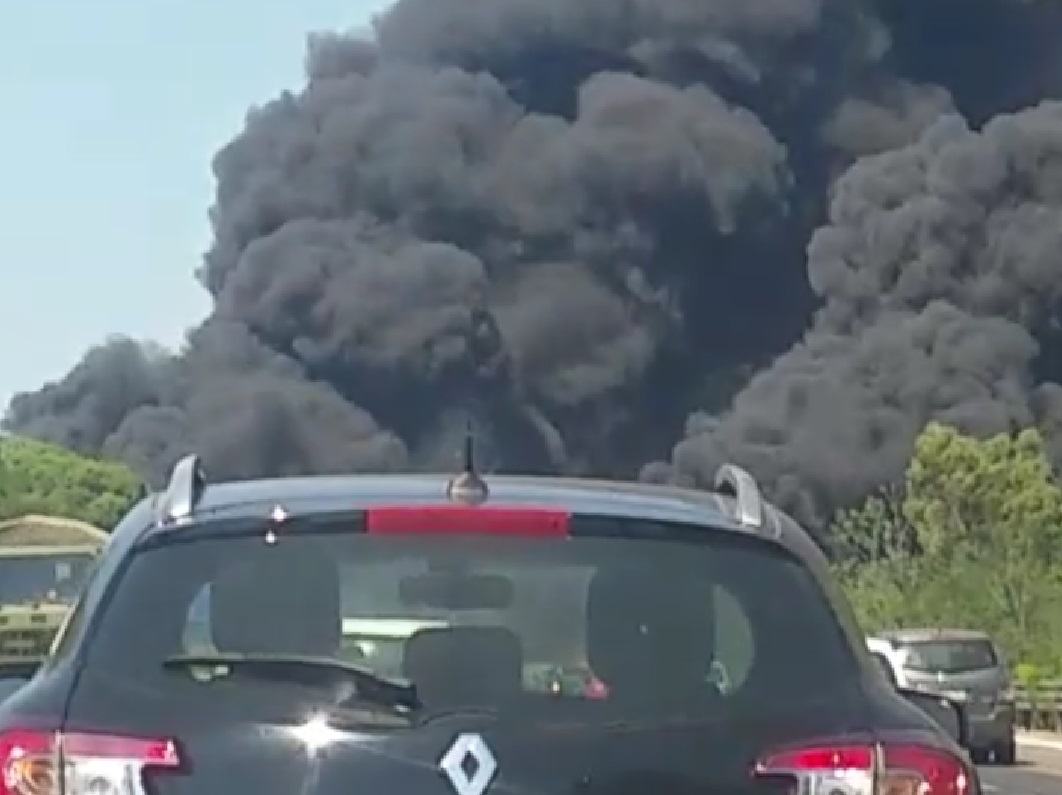 Gigantesco incendio sulla Pontina, si sviluppa una grande nube nera. Traffico in tilt VIDEO