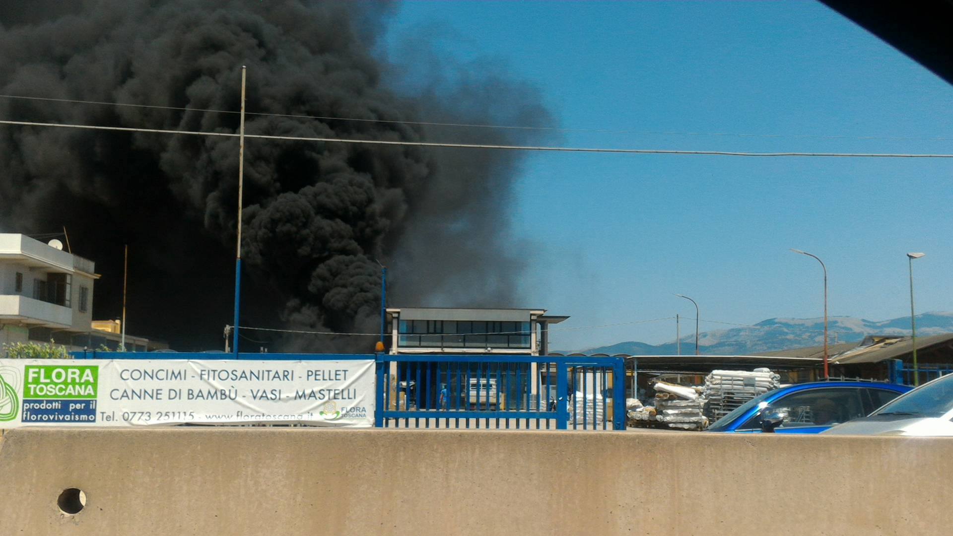 Latina, maxi incendio nello stabilimento “Flora Toscana” sulla Pontina VIDEO