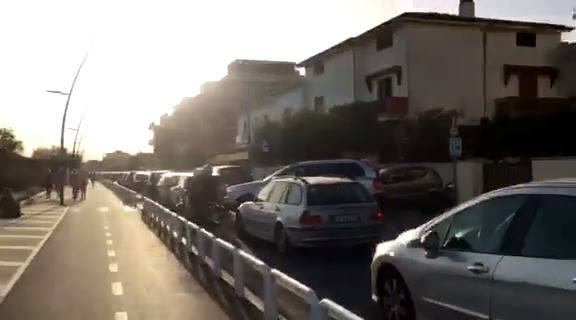 Ennesima domenica disastrosa al Lido di Latina. Guardate che fila! VIDEO