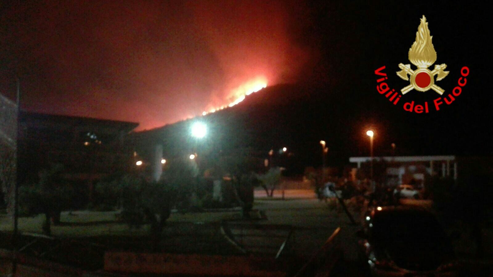 Incendio lambisce le case a Sperlonga. A Formia arrestato un piromane VIDEO