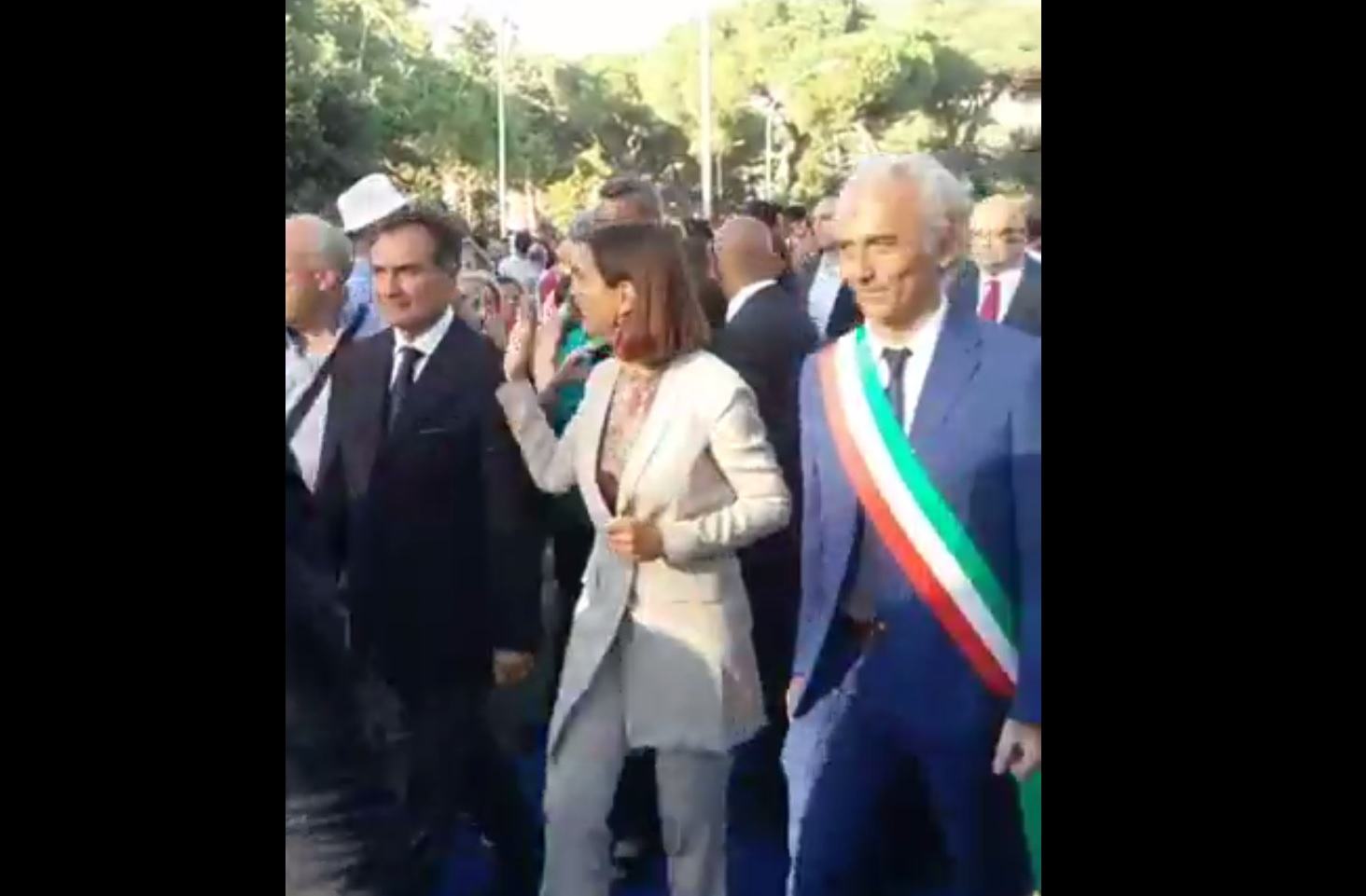 Fischi e insulti alla cerimonia per il cambio di nome dei “Giardinetti” di Latina VIDEO