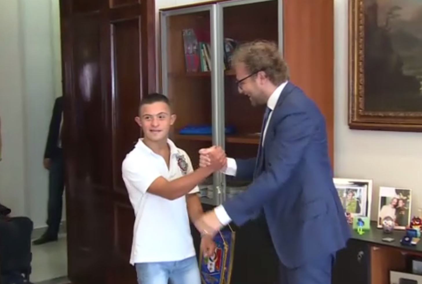 Salvò bimba in mare a Sabaudia: il 17enne di Latina premiato dal Ministro Lotti VIDEO