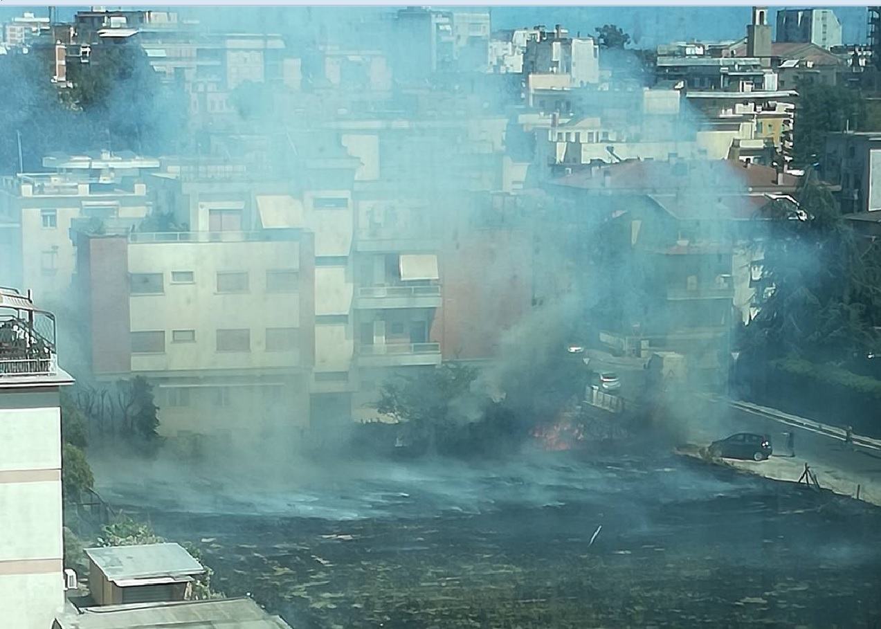 Violento incendio in via Ufente a Latina, le fiamme lambiscono le abitazioni VIDEO