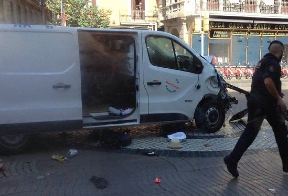 Terrore a Barcellona, furgone contro la folla. La Rambla subito dopo l’attacco VIDEO
