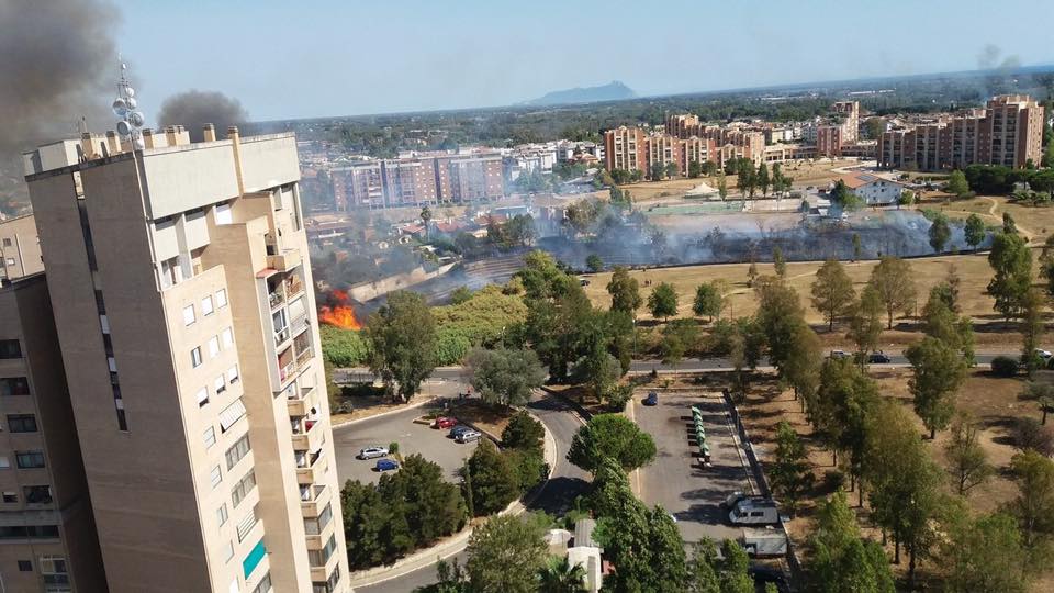 Tre incendi in meno di un’ora in Q5 a Latina, c’è l’ombra del piromane VIDEO