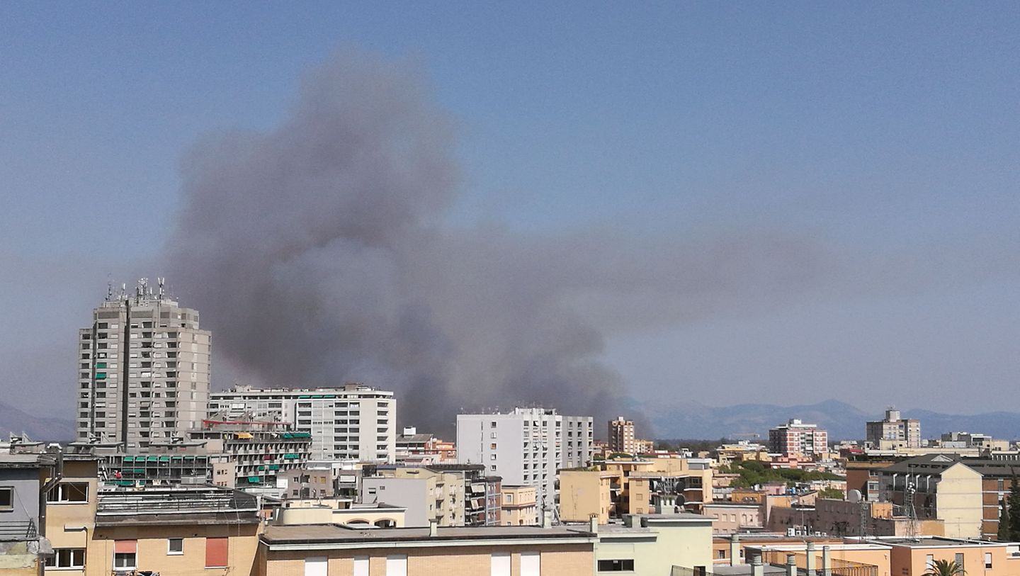 Latina brucia ancora. Gigantesco incendio tra via dei Volsci e Via dei Fenici. Muore una persona VIDEO