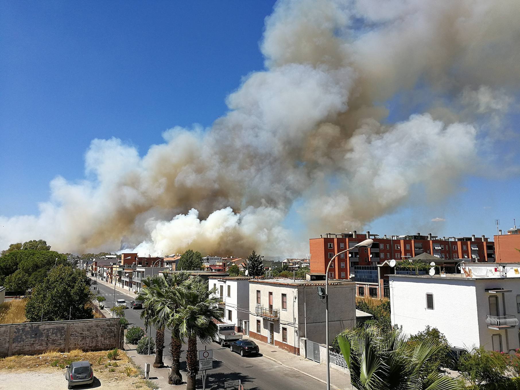 Inferno di fuoco a Latina per tre spaventosi incendi. In molti fuggono dalle proprie case VIDEO