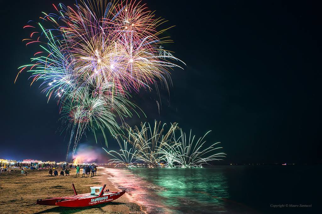 Lo spettacolo dei fuochi di fine estate sul lungomare di Latina VIDEO