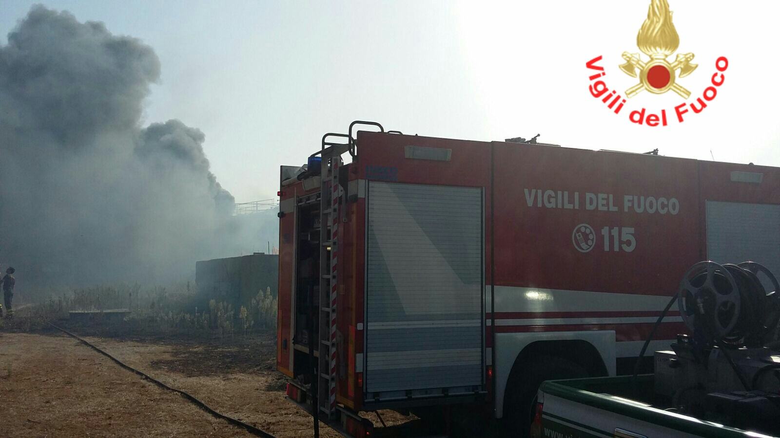 Terracina, vasto incendio distrugge silos ricoperti di eternit VIDEO