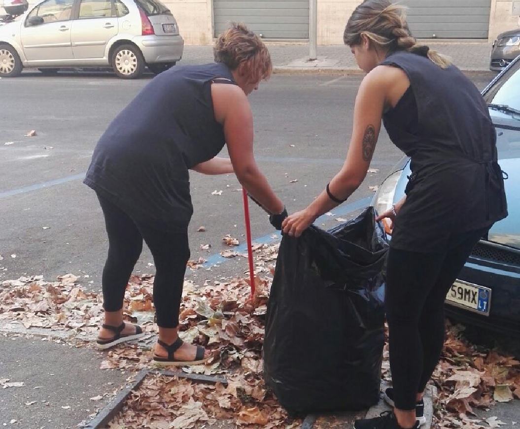 Degrado in pieno centro a Latina, a pulire ci pensano i cittadini VIDEO