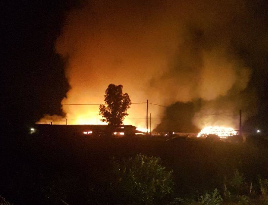 Incubo incendi, in fiamme due fienili a Latina Scalo VIDEO