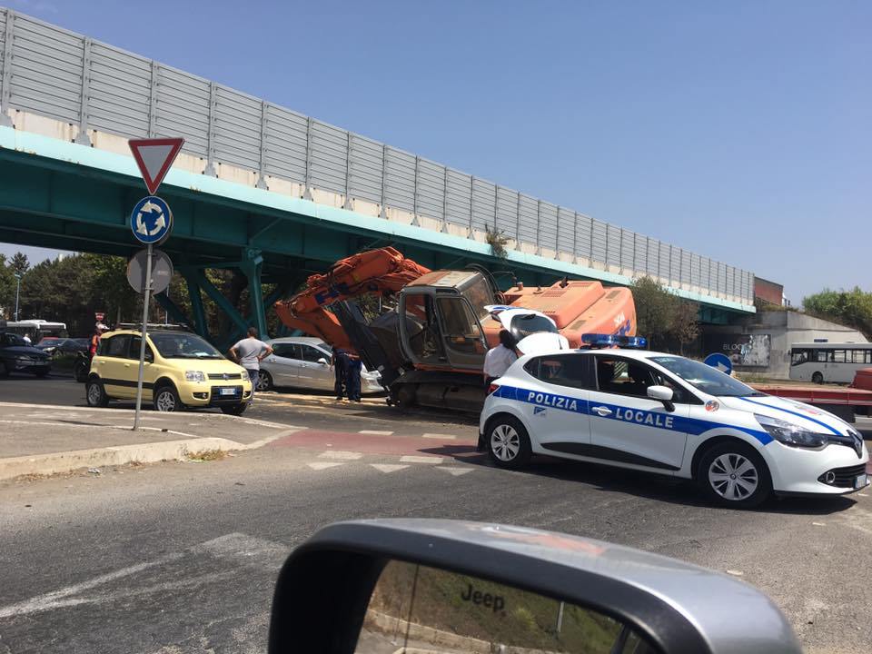 Ruspa scivola giù dal camion, paura in via del Lido a Latina VIDEO