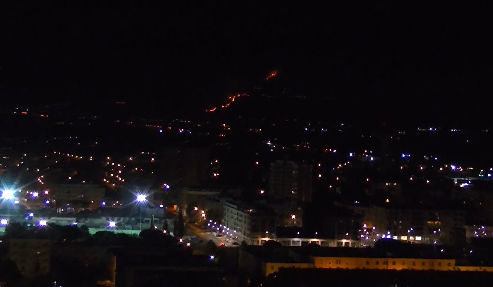 Incendi senza fine, a Sermoneta brucia la Valle dell’usignolo VIDEO