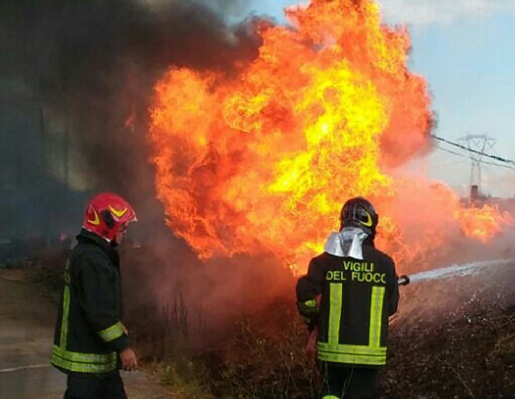 Piromani scatenati a Latina, fiamme tra Pontina e via Piave VIDEO