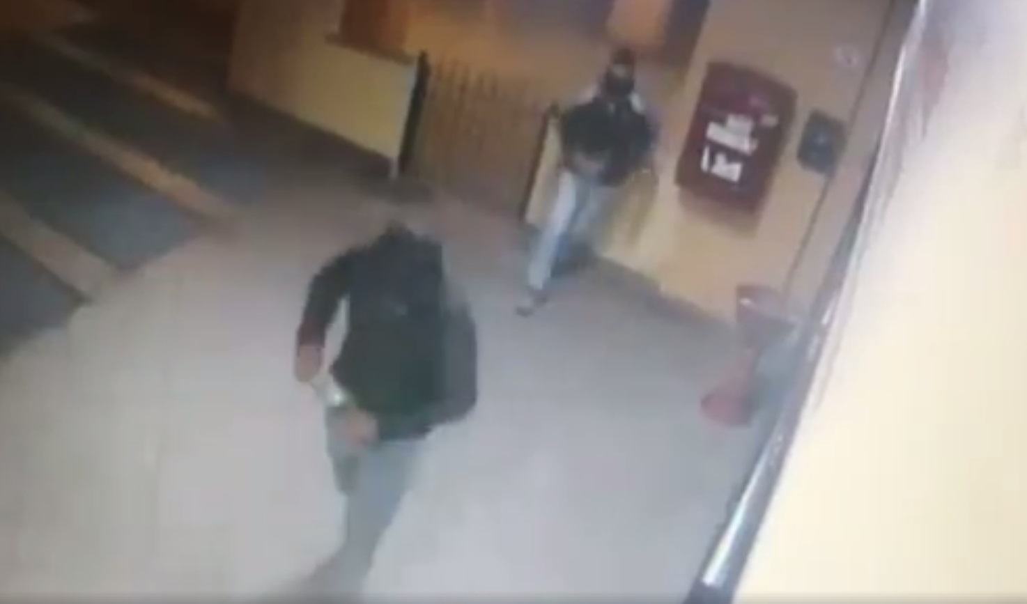 Danno fuoco al tabacchi della Q5 di Latina, il video della telecamera di sorveglianza