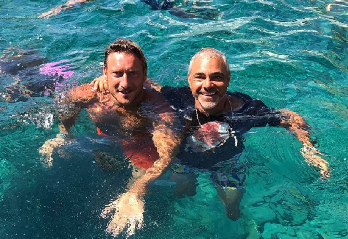Gelato in mare per Francesco Totti a Ponza VIDEO