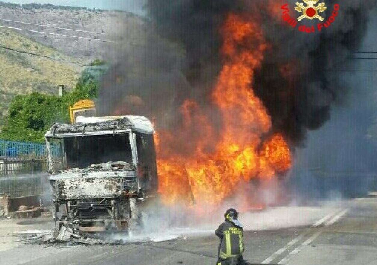 Camion prende fuoco sulla Monti Lepini, traffico in tilt VIDEO