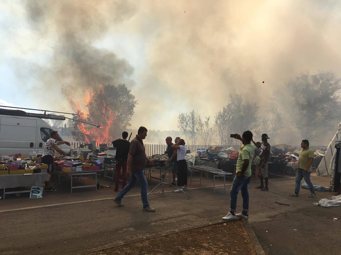 Incendio al mercato del martedì di Latina, panico tra commercianti e clienti VIDEO