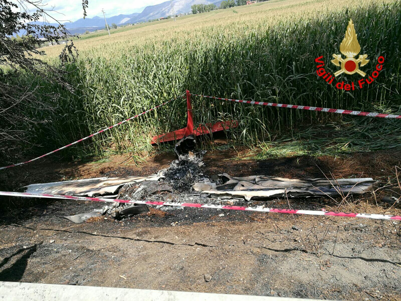 Cade aereo da turismo sull’Appia a Latina, 5 feriti VIDEO