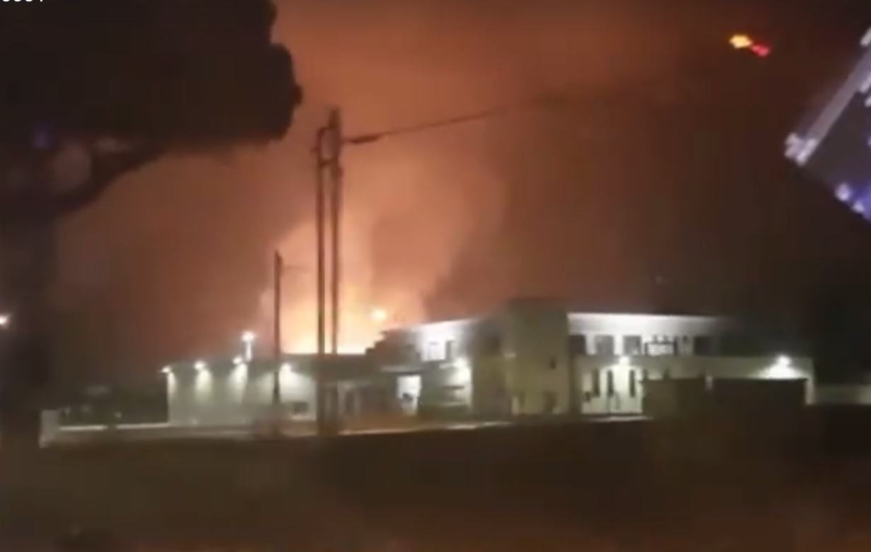 Sabaudia, devastante incendio in un’azienda. Fiamme visibili a chilometri di distanza VIDEO